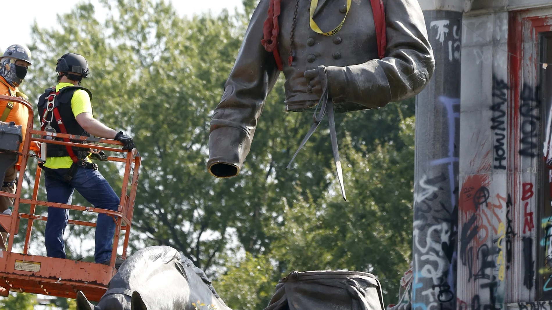 La estatua del general Lee en Richmond en el momento de ser retirada el pasado miércoles debido a las protestas raciales