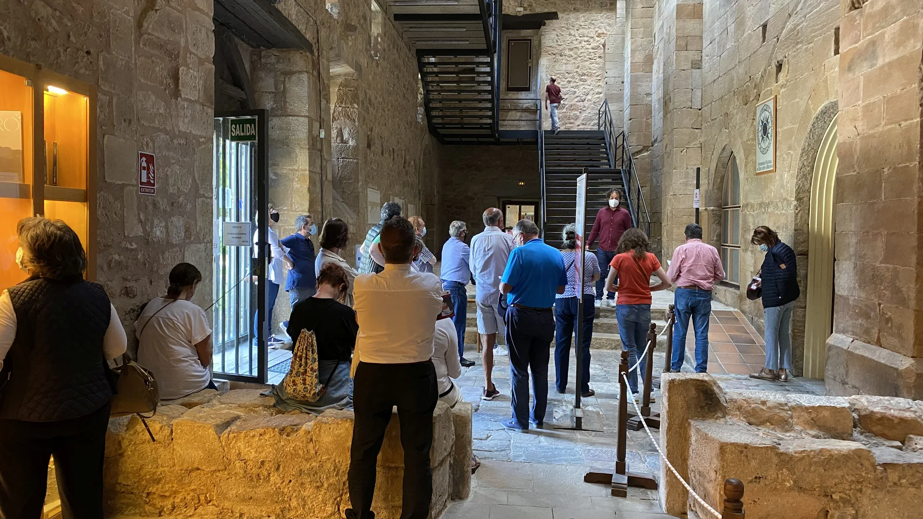 Visitantes en el Monasterio de Santa Maríaa la Real en Aguilar (Palencia)