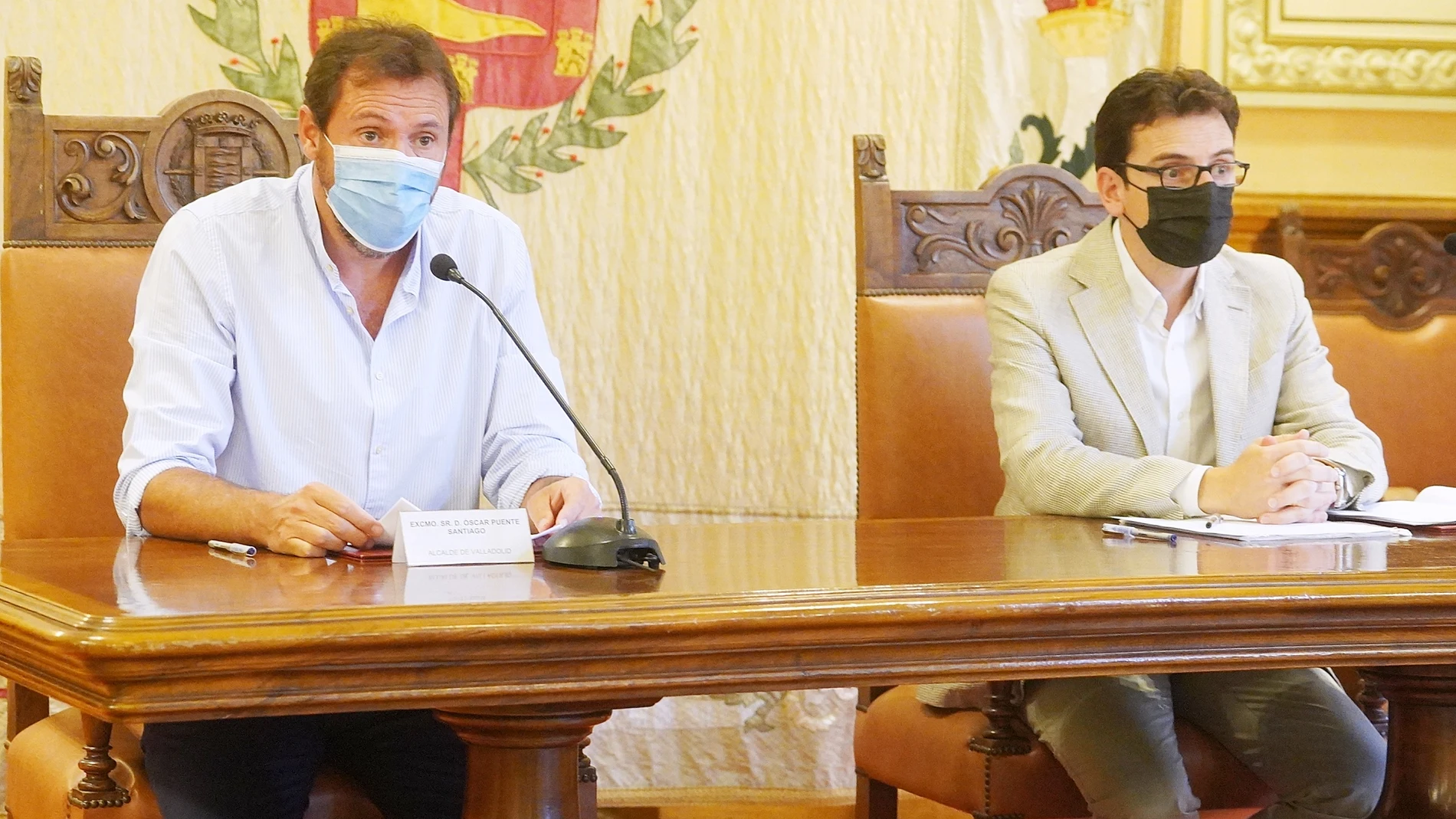 El alcalde de Valladolid, Óscar Puente, explica los acuerdos junto al portavoz del PSOE en el Ayuntamiento, Pedro Herrero