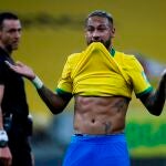 Neymar muestra sus abdominales durante el Brasil-Perú.