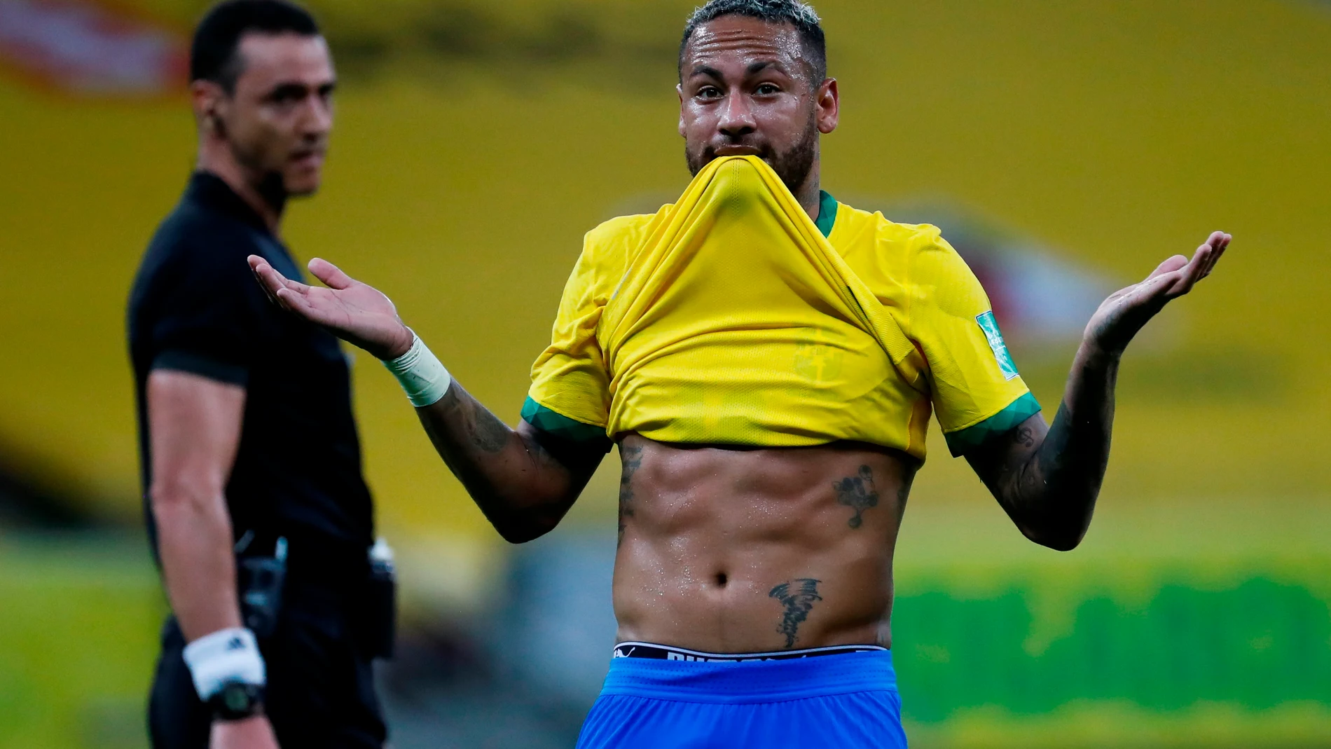 Neymar muestra sus abdominales durante el Brasil-Perú.