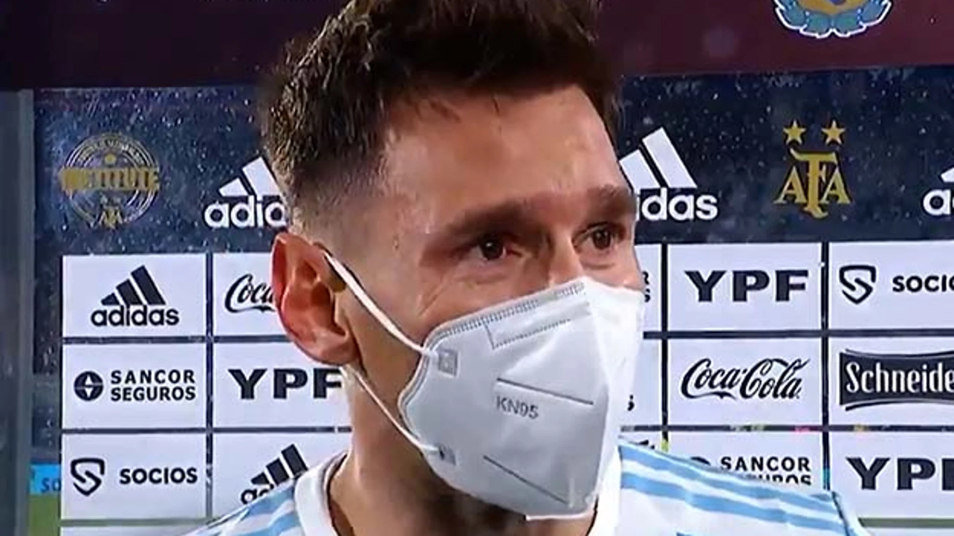 Leo Messi llora después de superar el récord de Pelé.