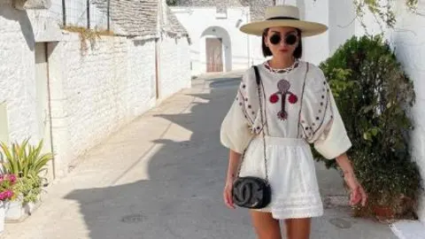 Alexandra Pereira con un total look blanco.