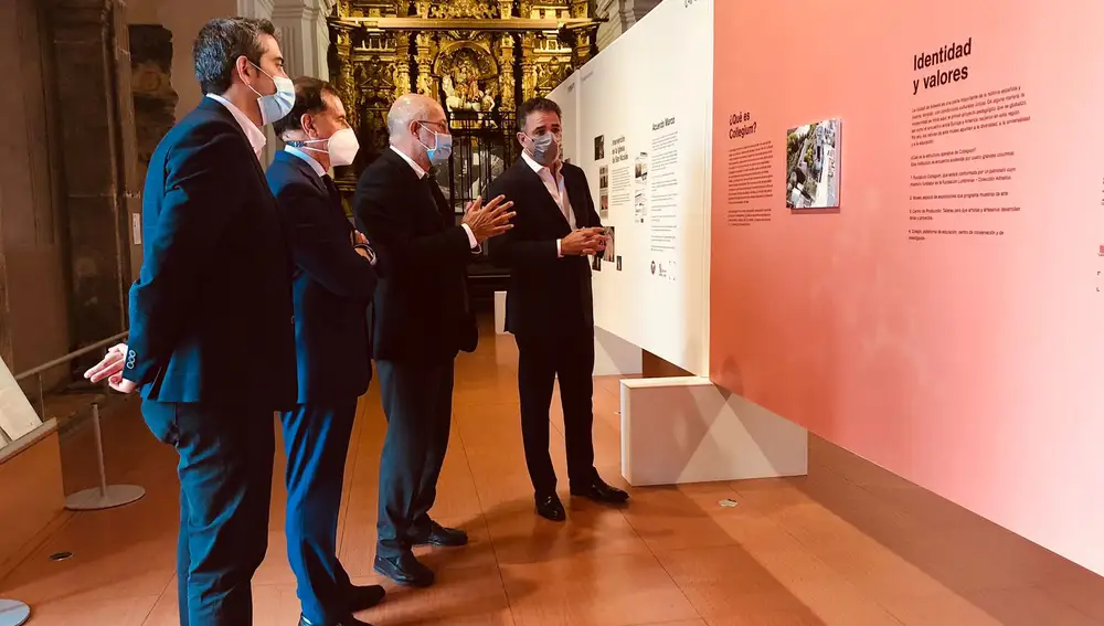 El vicepresidente, portavoz y consejero de Transparencia, Ordenación del Territorio y Acción Exterior, Francisco Igea, visita la exposición que acoge el proyecto Collegium en Arévalo (Ávila)