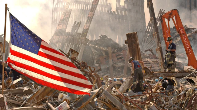 Una bandera estadounidense entre los restos de las Torres Gemelas tras los atentados del 11-S