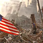 Una bandera estadounidense entre los restos de las Torres Gemelas tras los atentados del 11-S