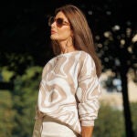Pilar de Arce con sudadera y falda de tubo.