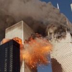 foto de archivo del 11 de septiembre de 2001, sale humo de una de las torres del World Trade Center y llamas mientras estallan los escombros de la segunda torre en Nueva York | Fuente: AP Photo/Chao Soi Cheong