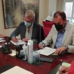 El presidente de la Diputación de Zamora, Francisco José Requejo, y el representante de Ecobarcial, Fernando Martínez Riaza, suscriben la compra de terrenos