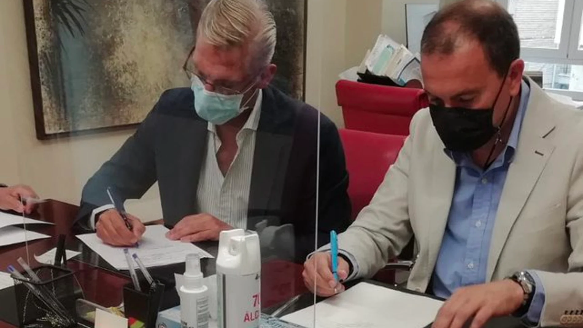 El presidente de la Diputación de Zamora, Francisco José Requejo, y el representante de Ecobarcial, Fernando Martínez Riaza, suscriben la compra de terrenos