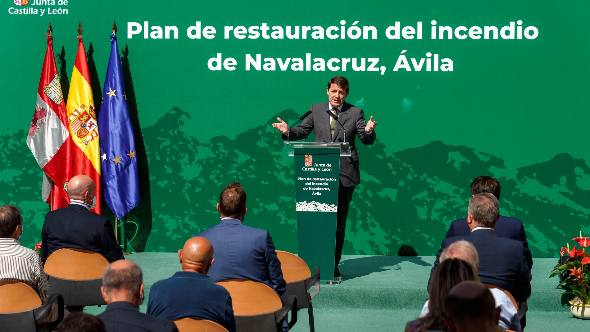 El presidente de la Junta de Castilla y León, Alfonso Fernández Mañueco, durante la presentación del Plan de Restauración de la zona afectada por el incendio de la Sierra de la Paramera, este viernes en Navarredondilla (Ávila)