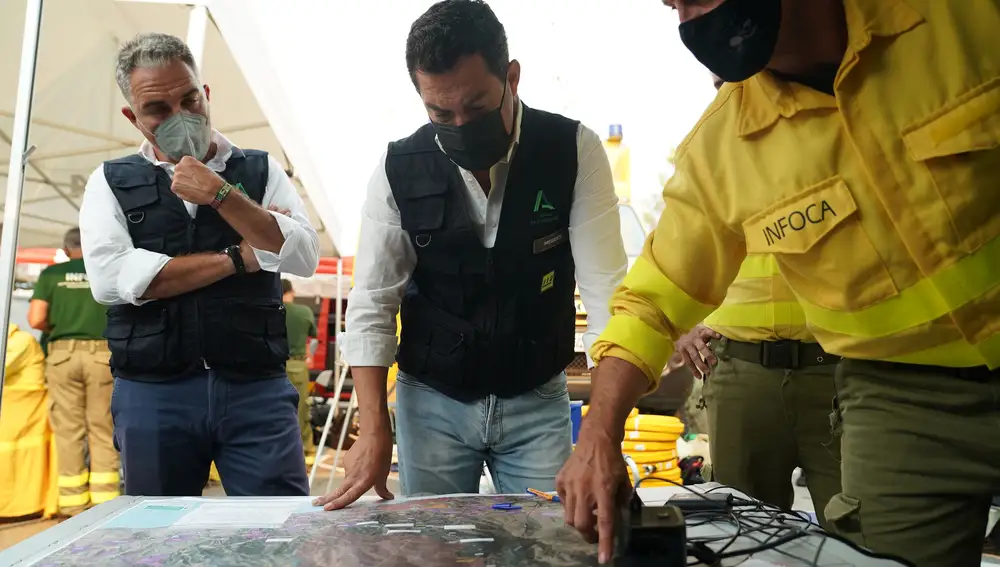 El presidente de la Junta, Juanma Moreno, y el consejero de la Presidencia, Elías Bendodo, conocen de primera mano la evolución del incendio
