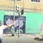 Momento en el que la mujer entrevistada increpa al joven que ha intentado robarle la bicicleta