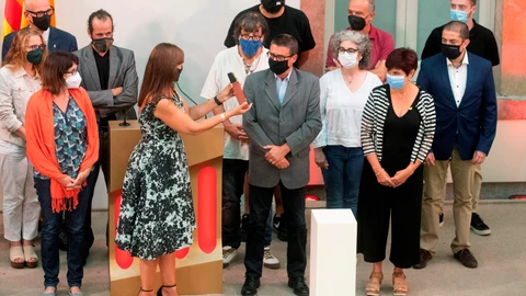 BARCELONA, 10/09/2021.- La presidenta del Parlament, Laura Borràs (c), hace entrega de la Medalla de Honor en la categoría de oro a las "víctimas de la represión y a los colectivos jurídicos que las defienden".