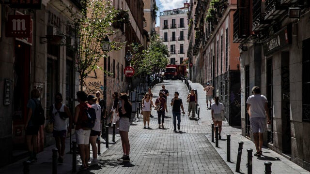 Pese al foco mediático, Malasaña ha seguido con su ritmo habitual de tranquilidad y vecinos en la calle