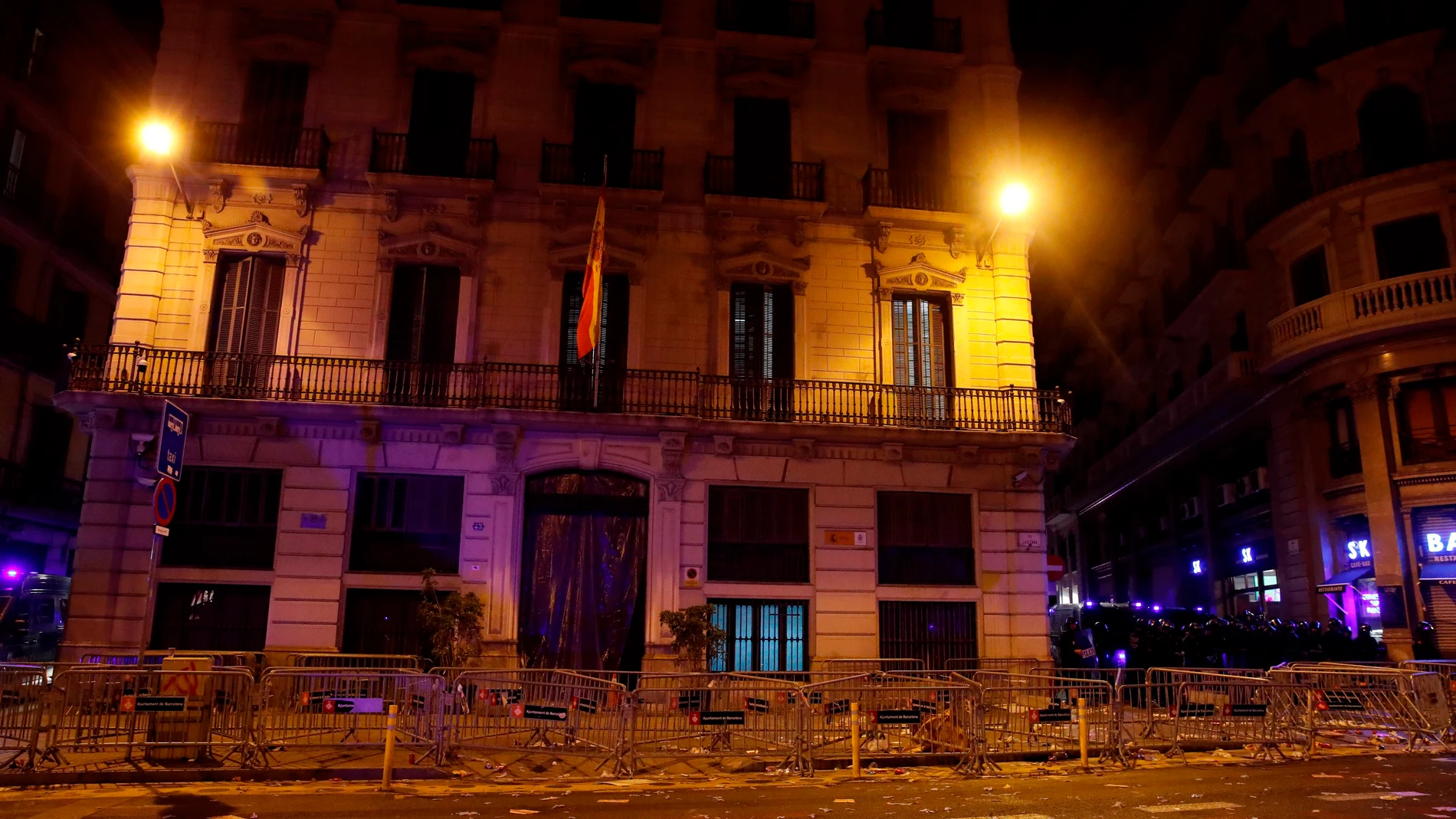 Inmediaciones de la comisaría de Vía Laietana de Barcelona, siempre punto de mira del independentismo, tras los disturbios al finalizar la manifestación convocada por la ANC en la última Diada