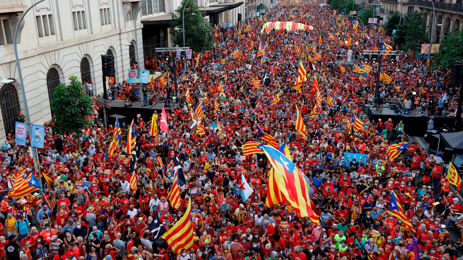 Centenares de personas participan en la manifestación convocada por la ANC en Barcelona con motivo de la Diada.