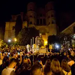 Numerosas personas asisten a la procesión de la Virgen de la Victoria, patrona de Málaga, por el centro histórico de la ciudad