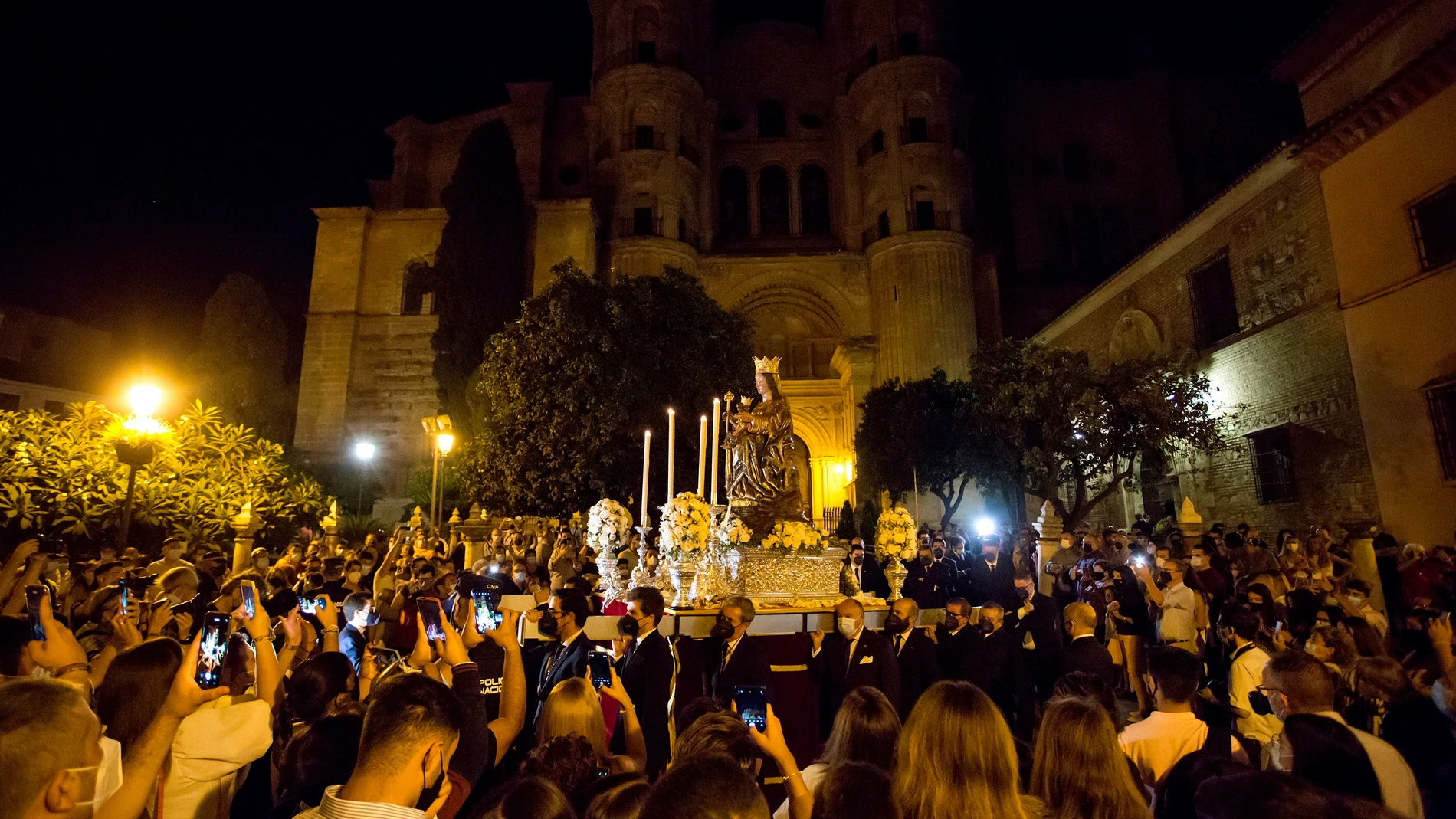 Numerosas personas asisten a la procesión de la Virgen de la Victoria, patrona de Málaga, por el centro histórico de la ciudad