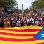 Centenares de personas participan en una manifestación convocada por los CDR con motivo de la Diada del 11 de septiembre, este sábado en el Paseo de Gracia de Barcelona.