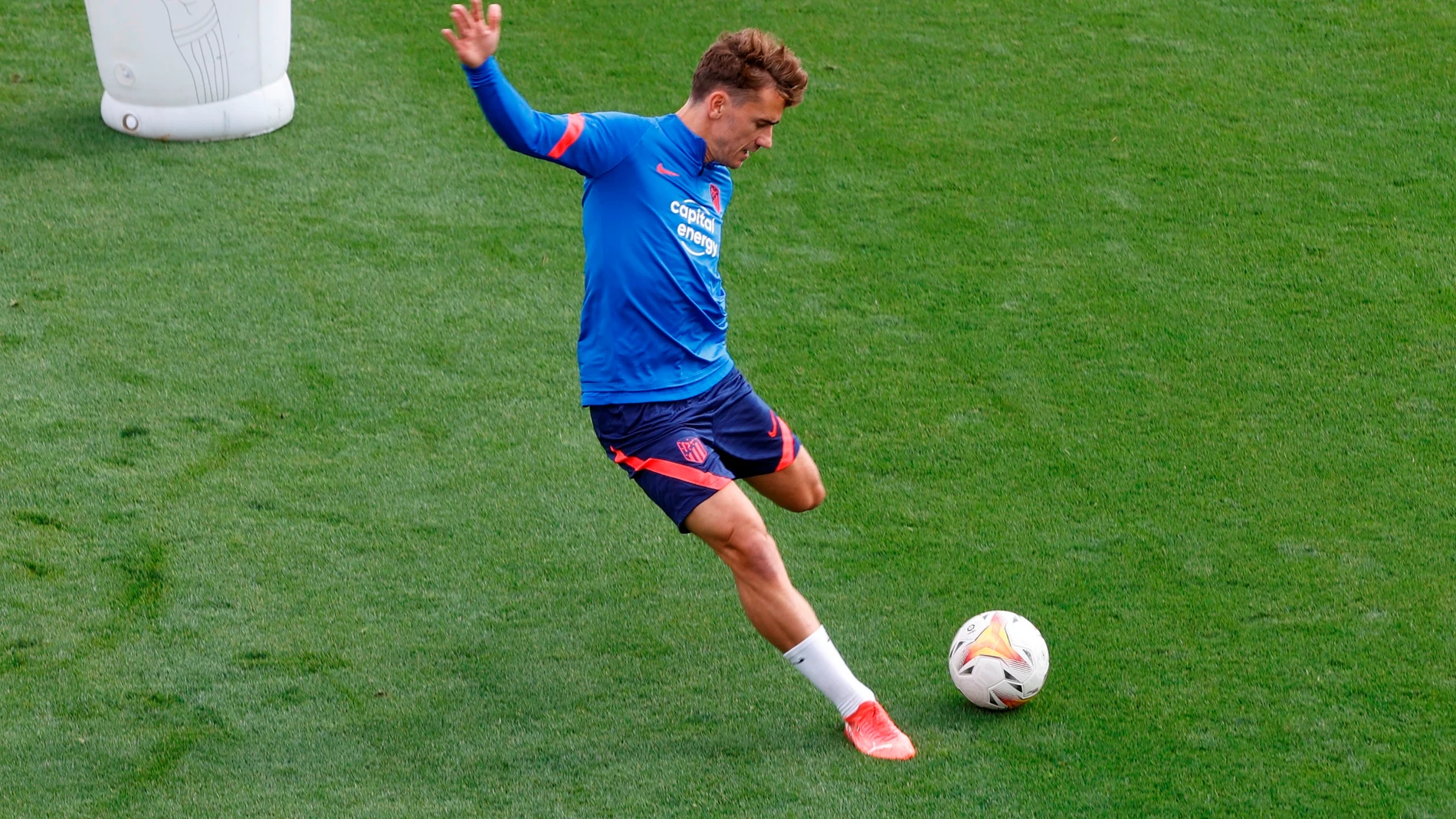 Antoine Griezmann en un entrenamiento con el Atlético