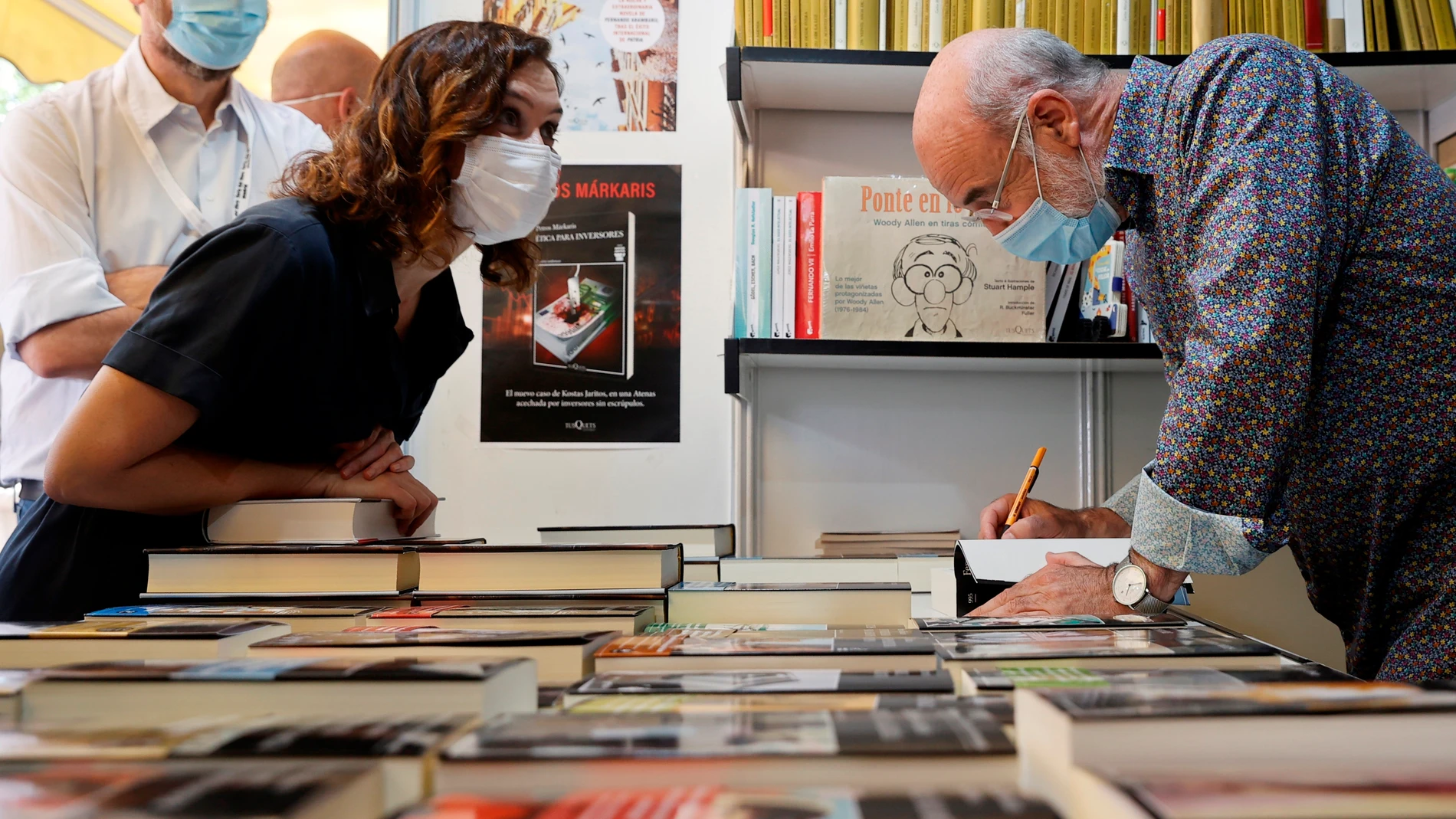 Isabel Díaz Ayuso, junto al escritor Fernando Aramaburu, durante su visita este sábado a la Feria del Libro de Madrid que celebra su 80ª edición en el Paseo de Coches del Retiro.