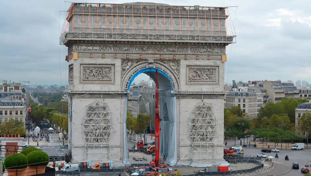 Vista del Arco del Triunfo de París durante las obras del proyecto &quot;L'Arc de Triomphe empaqueté&quot;, del artista búlgaro Christo, fallecido en 2020, que se está realizando de forma póstuma
