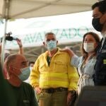El presidente de la Junta, Juanma Moreno, este sábado en el Puesto de Mando Avanzado del incendio de Sierra Bermeja