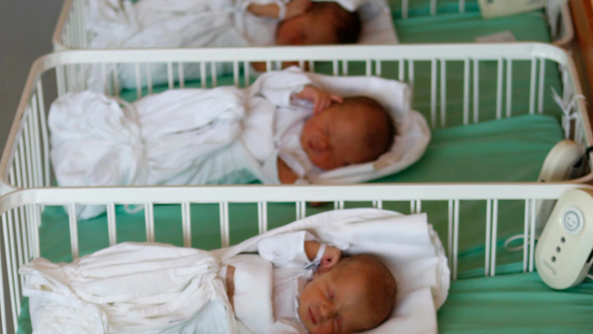 Bebés recién nacidos, en una foto de archivo