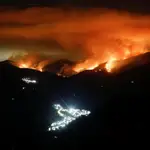 Las llamas del incendio en Sierra Bermeja; a la izquierda, la localidad de Genalguacil y en el centro, Benarraba