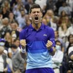 Novak Djokovic celebra con rabia su triunfo ante Zverev en las semifinales del US Open