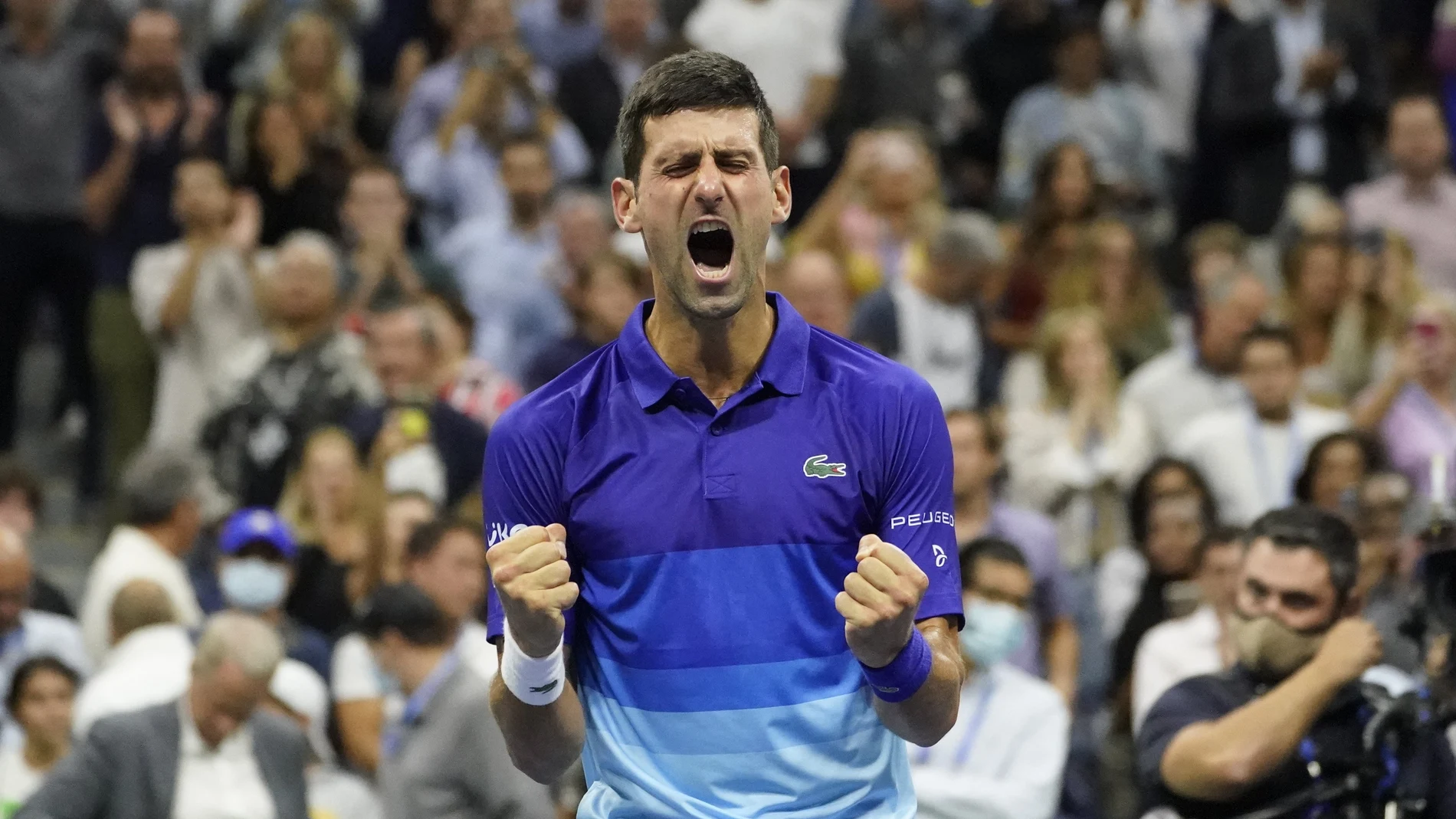 Novak Djokovic celebra con rabia su triunfo ante Zverev en las semifinales del US Open