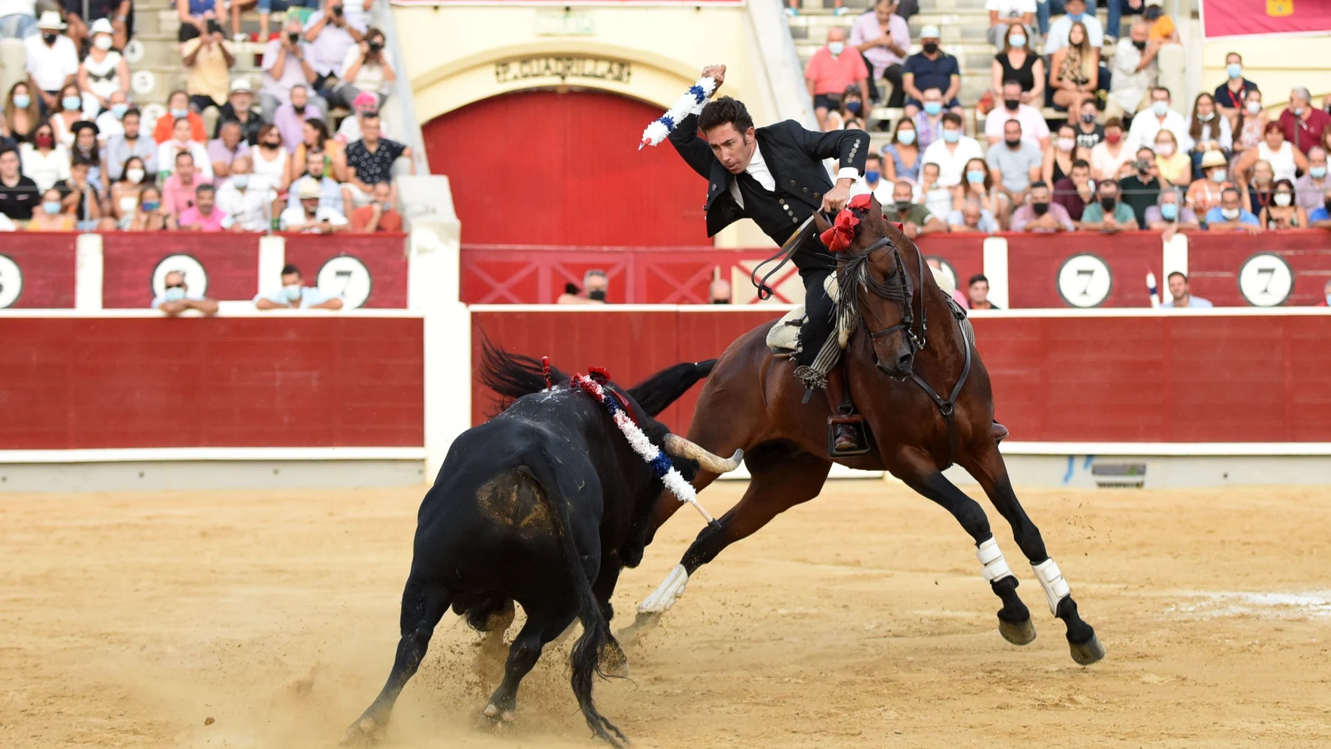 Leonardo Hernández clava una banderilla