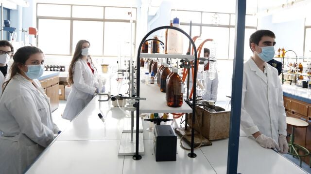 Alumnos del ciclo superior de formación profesional en la rama de Química Industrial durante una clase en el instituto de Jesuitas de Bilbao