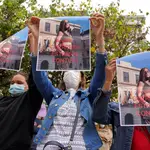 Varias mujeres sostienen imágenes de la joven agredida el jueves en O Carballiño