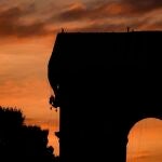 El Arco del Triunfo de París, fotografiado anoche mientras continuaban los trabajos para envolverlo