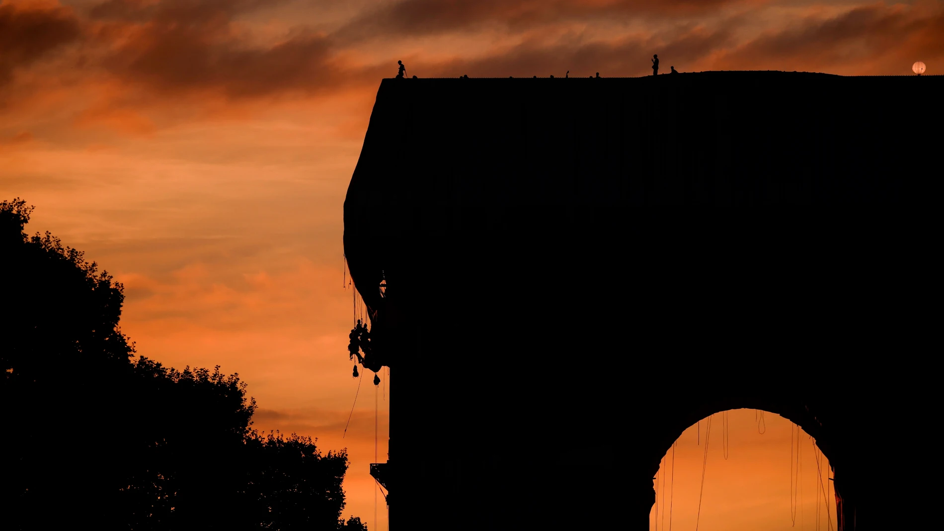 El Arco del Triunfo de París, fotografiado anoche mientras continuaban los trabajos para envolverlo