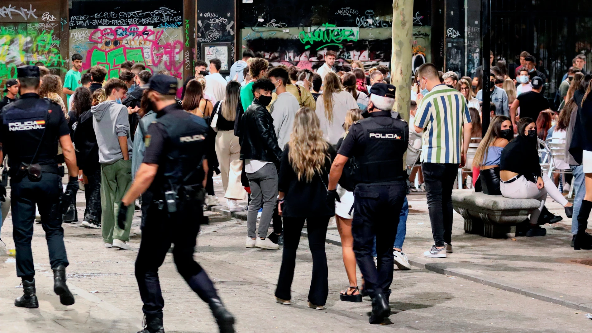 Efectivos de la Policía Nacional y de la Local de Salamanca han intervenido la pasada noche ante la presencia de miles de jóvenes en varias calles del centro de Salamanca coincidiendo con las fiestas de la capital y la llegada de los estudiantes, por lo que se incumplía la distancia de seguridad y, en muchos casos, sin llevar mascarilla