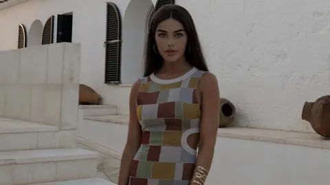 Violeta Mangriñán con un vestido cut out de Zara.