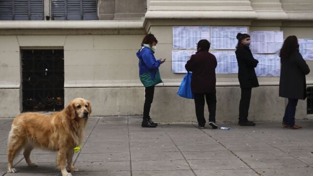 Argentinos haciendo cola para votar en las legislativas