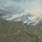 Plano aéreo del incendio en Sierra Bermeja, este domingo