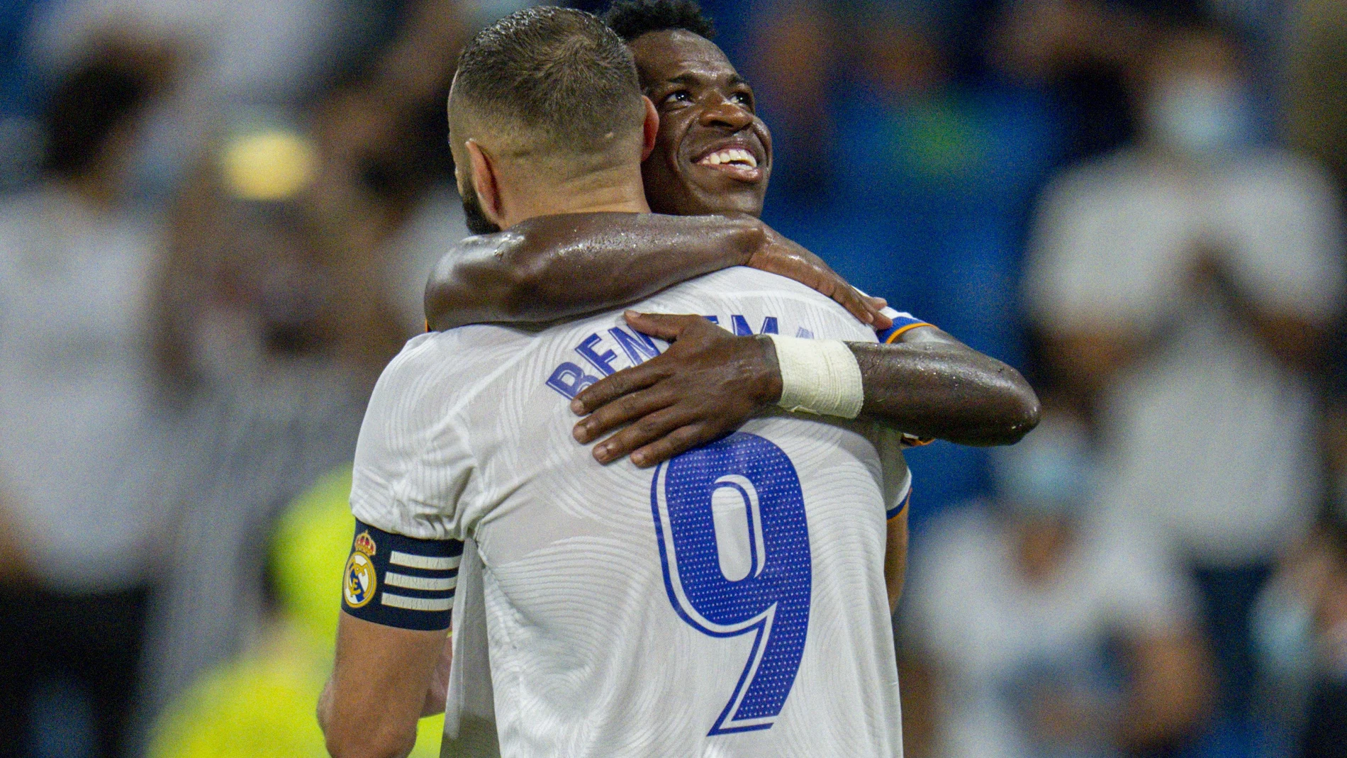 Karim Benzema y Vinicius se abrazan después del gol de penalti que le hizo el francés al Celta