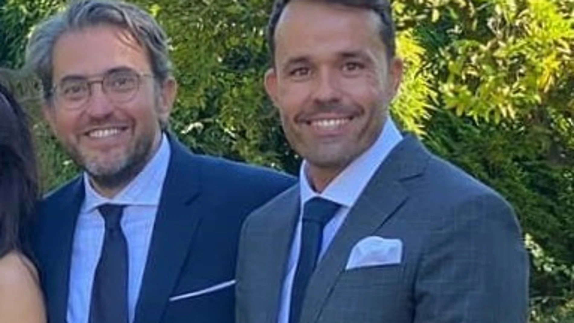 Máximo Huerta con su novio en la boda de unos amigos