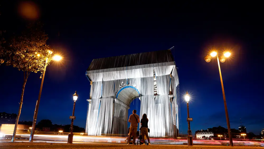 Anoche, el Arco del Triunfo de París ya comenzaba a mostrarse como en el diseño de Christo