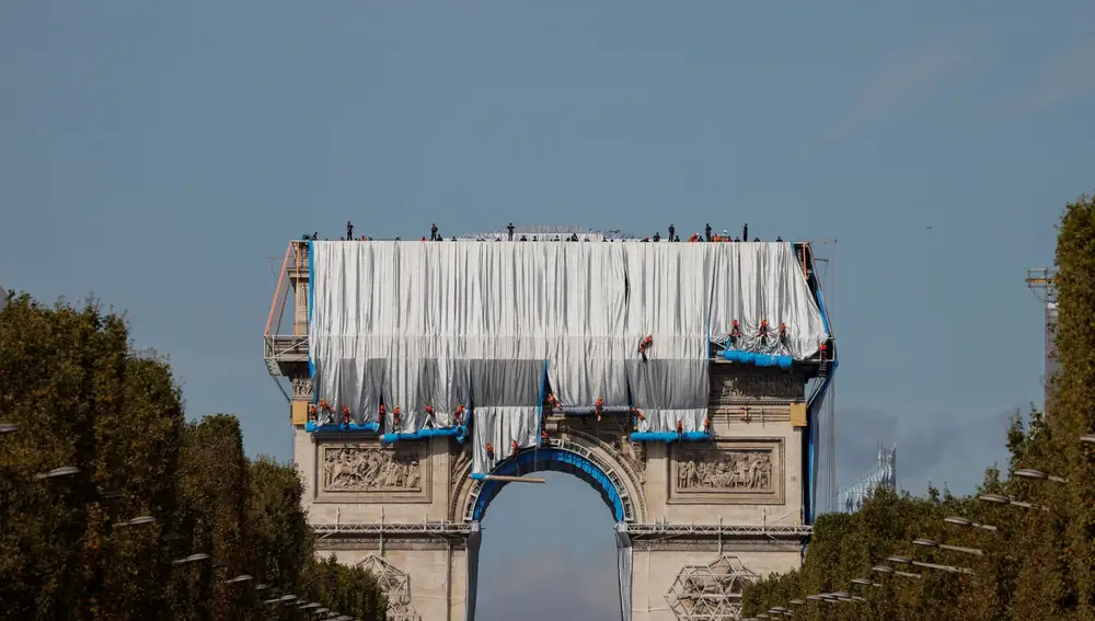Imagen del inicio del empaquetado del Arco del Triunfo de París, ayer 12 de septiembre