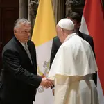 Francisco saluda a Viktor Orban durante su encuentro en el Museo de Bellas Artes en Budapest