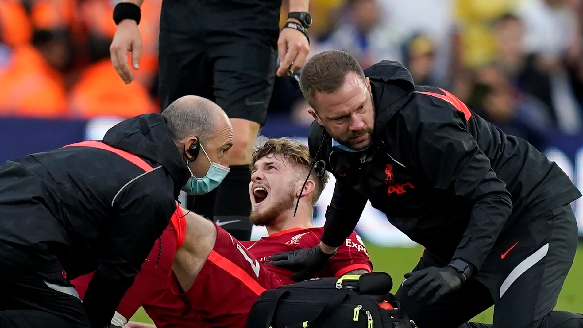 Harvey Elliott, dolorido tras su lesión en el Leeds - Liverpool