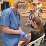 Una enfermera administra una vacuna contra el covid-19 en un punto de vacunación masiva del Distrito Sanitario Poniente, en Almería.