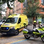 Efectivos sanitarios y de Policía Local atienden a la conductora de un ciclomotor tras sufrir un accidente