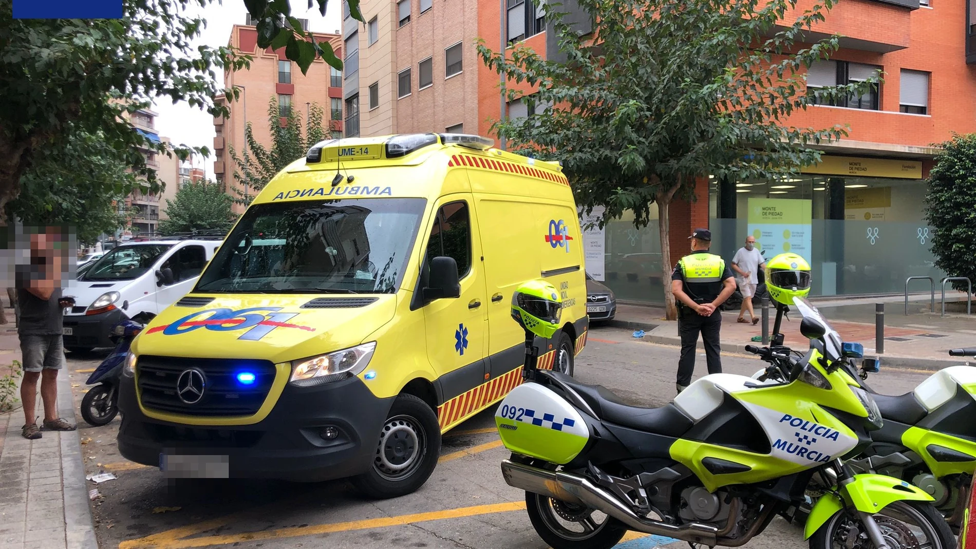 Efectivos sanitarios y de Policía Local atienden a la conductora de un ciclomotor tras sufrir un accidente